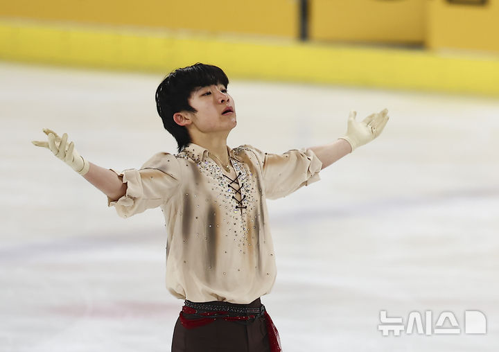 [서울=뉴시스] 김근수 기자 = 피겨 스케이팅 최하빈(한광고)가 30일 서울 양천구 목동 아이스링크에서 열린 2025 KB금융 전국남녀 피겨스케이팅 회장배 랭킹대회에서 남자 시니어부문 프리스케이팅 연기를 마치고 관중들에게 인사하고 있다.이번 대회는 2026 ISU 사대륙 피겨스케이팅 선수권대회 파견선수 선발전과 2026 밀라노 코르티나 동계올림픽대회 1차 선발전, 2026/27 국가대표 1차 선발전으로 진행된다. 2025.11.30. ks@newsis.com