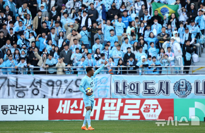 [대구=뉴시스] 이무열 기자 = 30일 대구 북구 대구iM뱅크PARK에서 열린 하나은행 K리그1 2025 38라운드 대구FC와 FC안양의 경기, 대구 지오바니가 후반 골을 성공시킨 뒤 기뻐하고 있다. 2025.11.30. lmy@newsis.com