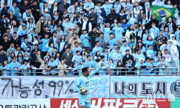 [대구=뉴시스] 이무열 기자 = 30일 대구 북구 대구iM뱅크PARK에서 열린 하나은행 K리그1 2025 38라운드 대구FC와 FC안양의 경기, 대구 지오바니가 후반 골을 성공시킨 뒤 기뻐하고 있다. 2025.11.30. lmy@newsis.com