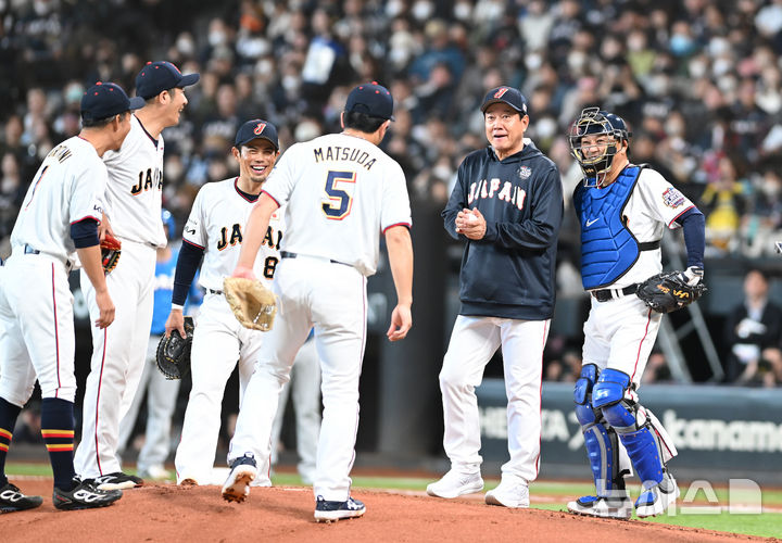 [서울=뉴시스] 사진공동취재단 = 30일 일본 에스콘필드 홋카이도에서 ‘한일 드림 플레이어즈 게임’이 열렸다. 이 게임은 한국과 일본 프로야구를 대표했던 스타들이 총 출동해 양국의 우정을 이어간다. 2회초 우에하라가 연속안타를 맞자 하라 감독이 마운드에 올라 이야기를 하고 있다. 2025.11.30. photo@newsis.com