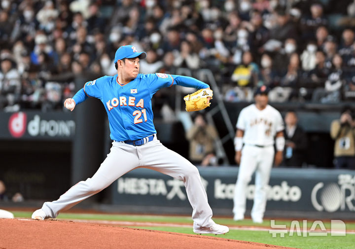 [서울=뉴시스] 사진공동취재단 = 30일 일본 에스콘필드 홋카이도에서 ‘한일 드림 플레이어즈 게임’이 열렸다. 이 게임은 한국과 일본 프로야구를 대표했던 스타들이 총 출동해 양국의 우정을 이어간다. 한국 선발 윤석민이 역투하고 있다. 2025.11.30. photo@newsis.com