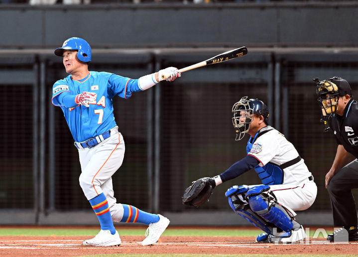 [서울=뉴시스] 사진공동취재단 = 30일 일본 에스콘필드 홋카이도에서 ‘한일 드림 플레이어즈 게임’이 열렸다. 이 게임은 한국과 일본 프로야구를 대표했던 스타들이 총 출동해 양국의 우정을 이어간다. 1회초 2사 이종범이 안타를 치고 있다. 2025.11.30. photo@newsis.com