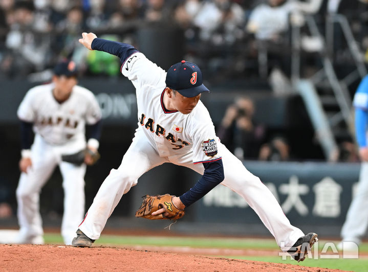 [서울=뉴시스] 사진공동취재단 = 30일 일본 에스콘필드 홋카이도에서 ‘한일 드림 플레이어즈 게임’이 열렸다. 이 게임은 한국과 일본 프로야구를 대표했던 스타들이 총 출동해 양국의 우정을 이어간다. 4회초 김태균의 지바 롯데 동료였던 와타나베가 투구를 하고 있다. 2025.11.30. photo@newsis.com