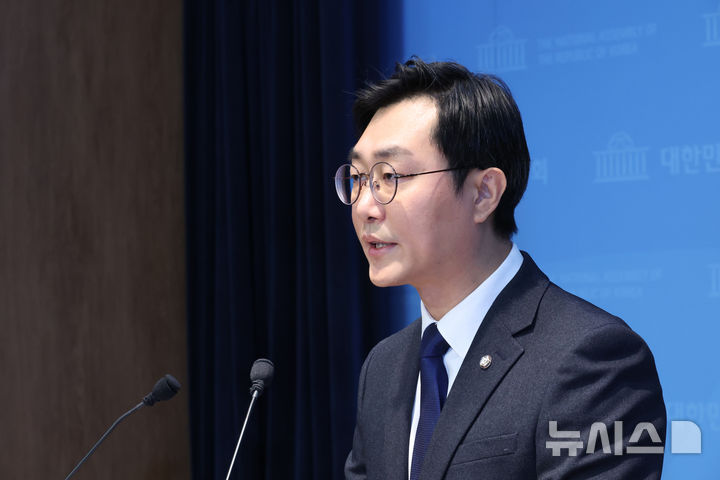 [서울=뉴시스] 김금보 기자 = 여성 비서관 성추행 혐의로 고소된 장경태 더불어민주당 의원이 30일 서울 여의도 국회 소통관에서 의혹을 부인하는 긴급 기자회견을 하고 있다. 2025.11.30. kgb@newsis.com