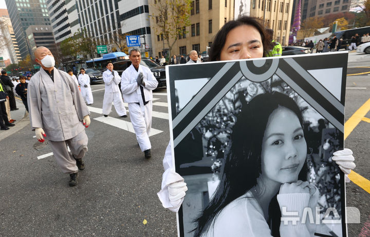[서울=뉴시스] 박주성 기자 = 故 뚜안 사망사건 진상규명과 강제단속 중단을 위한 대구경북 공대위와 사람이왔다_이주노동자차별철폐네트워크, 조계종사회노동위원회가 지난해 11월 30일 오후 서울 종로구 서울 출입국·외국인청 세종로출장소 앞에서 부터 정부서울청사까지 이주노동자 오체투지 행진을 시작하고 있다. 2025.11.30. park7691@newsis.com