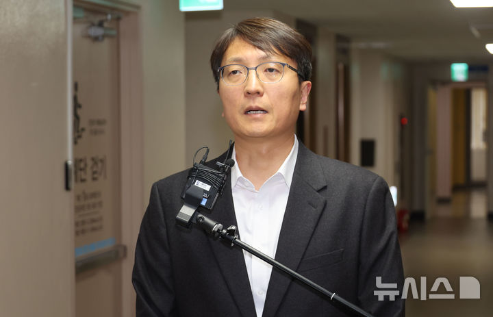 [서울=뉴시스] 김명원 기자 = 30일 서울 종로구 정부서울청사에서 쿠팡 관련 긴급 관계부처 장관회의가 열리기에 앞서 회의장을 찾은 박대준 쿠팡대표가 사과의사를 표명하고 있다. (공동취재) 2025.11.30. photo@newsis.com