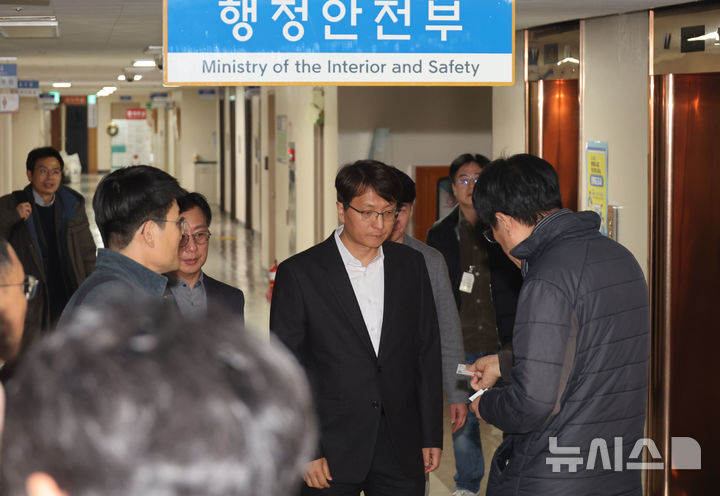 [서울=뉴시스] 김명원 기자 = 30일 서울 종로구 정부서울청사에서 쿠팡 관련 긴급 관계부처 장관회의가 열리기에 앞서 회의장을 찾은 박대준 쿠팡대표가 사과의사를 표명하고 있다. (공동취재) 2025.11.30. photo@newsis.com