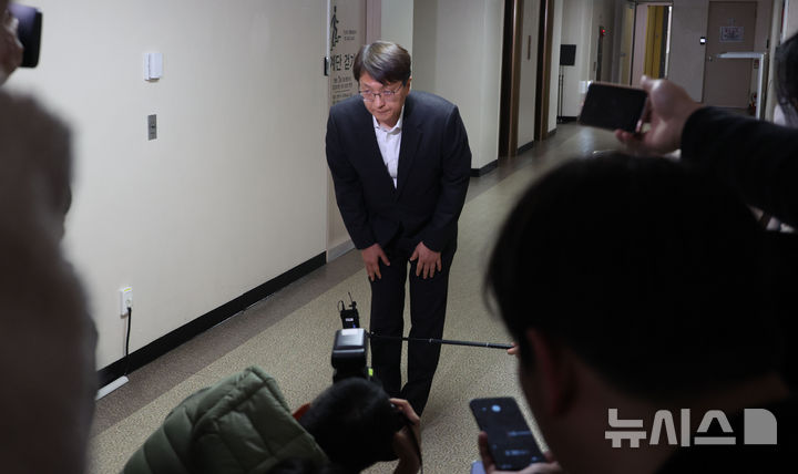 [서울=뉴시스] 김명원 기자 = 30일 서울 종로구 정부서울청사에서 쿠팡 관련 긴급 관계부처 장관회의가 열리기에 앞서 회의장을 찾은 박대준 쿠팡대표가 사과의사를 표명하고 있다. (공동취재) 2025.11.30. photo@newsis.com