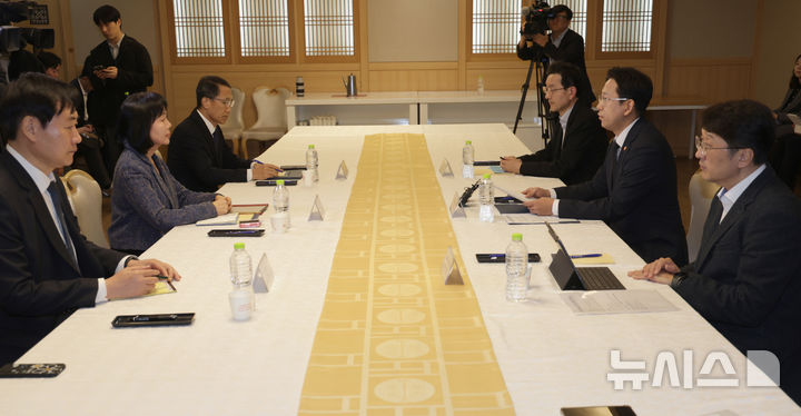 [서울=뉴시스] 김명원 기자 = 30일 서울 종로구 정부성루청사에서 쿠팡 관련 긴급 관계부처장관회의가 열리고 있다. 왼쪽부터 반시계방향으로 유재성 경찰청장 직무대행, 송경희 개인정보보호위원장, 국정원 관계자, 한 명 건너 배경훈 부총리 윤창렬 국무조정실장. (공동취재) 2025.11.30. photo@newsis.com