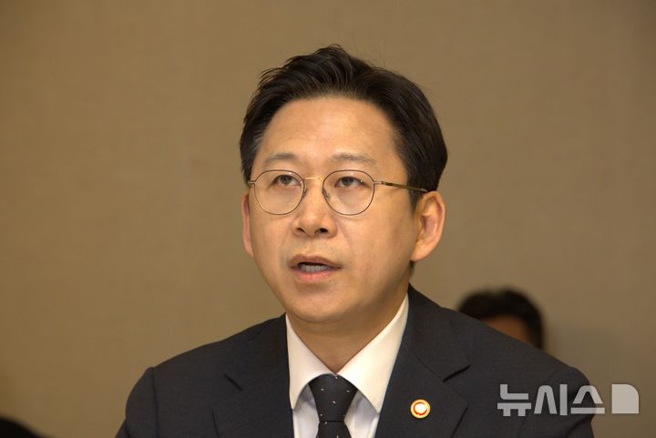 [서울=뉴시스] 김명원 기자 = 배경훈 과기부총리 겸 과학기술정보통신부 장관이 30일 서울 종로구 정부서울청사에서 열린 쿠팡 관련 긴급 관계부처 장관회의에 참석해 발언하고 있다. 이날 회의에는 윤창렬 국무조정실장, 송경희 개인정보보호위원장, 유재성 경찰청장 직무대행 등이 참석했다. (공동취재) 2025.11.30. photo@newsis.com