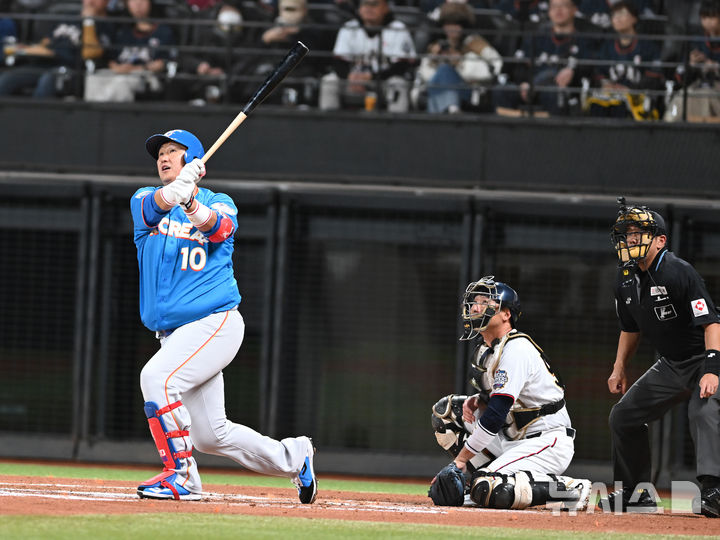 [키타히로시마=뉴시스] 사진공동취재단 = 30일 오후(현지 시간) 일본 홋카이도 키타히로시마시 에스콘필드 홋카이도에서 열린 '한일 드림 플레이어즈 게임'에서 이대호가 홈런을 날리고 있다.  이 게임은 한국과 일본 프로야구를 대표했던 스타들이 총 출동해 양국의 우정을 이어가는 경기다. 2025.11.30. photo@newsis.com