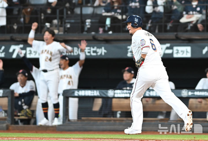 [키타히로시마=뉴시스] 사진공동취재단 = 30일 오후(현지 시간) 일본 홋카이도 키타히로시마시 에스콘필드 홋카이도에서 열린 '한일 드림 플레이어즈 게임' 4회말 나카다 쇼가 홈런을 날린 후 기뻐하고 있다.  이 게임은 한국과 일본 프로야구를 대표했던 스타들이 총 출동해 양국의 우정을 이어가는 경기다. 2025.11.30. photo@newsis.com