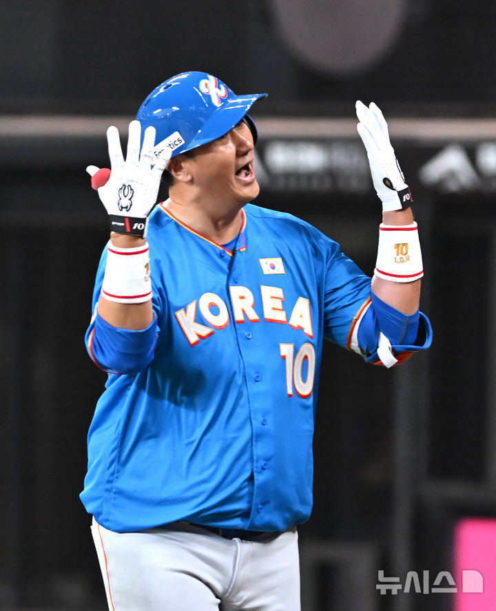 [키타히로시마=뉴시스] 사진공동취재단 = 30일 오후(현지 시간) 일본 홋카이도 키타히로시마시 에스콘필드 홋카이도에서 열린 '한일 드림 플레이어즈 게임'에서 이대호가 홈런을 날린 후 기뻐하고 있다.  이 게임은 한국과 일본 프로야구를 대표했던 스타들이 총 출동해 양국의 우정을 이어가는 경기다. 2025.11.30. photo@newsis.com