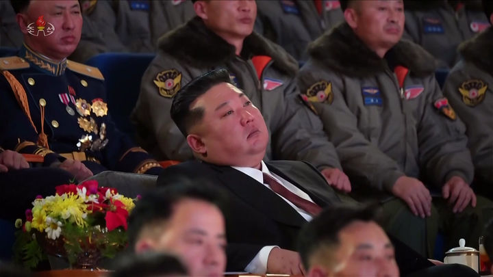 [서울=뉴시스] 김정은 국무위원장이 지난 28일 제2공군사단 59길영조영웅연대 갈마비행장에서 진행된 조선인민군 공군창설 80돌 기념행사에 참석했다고 조선중앙TV가 30일 보도했다. 이번 행사에는 딸 주애가 동반했으며 김 위원장은 길영조 영웅의 반신상을 찾아 헌화하고 김광혁 공군사령관, 엄주호 정치위원을 만난 후 전체 공군 장병들에게 축하를 전했다. 공군시위비행도 참관 및 명사십리극장에서 열린 기념공연도 관람했다. (사진=조선중앙TV 캡처) 2025.11.30. photo@newsis.com *재판매 및 DB 금지