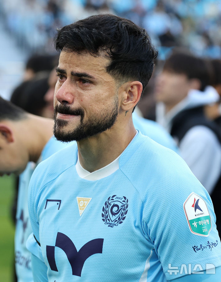 [대구=뉴시스] 이무열 기자 = 30일 대구 북구 대구iM뱅크PARK에서 열린 하나은행 K리그1 2025 38라운드 대구FC와 FC안양의 경기에서 대구 세징야가 FC안양에 2-2로 무승부를 거둔 뒤 아쉬워하고 있다. 2025.11.30. lmy@newsis.com