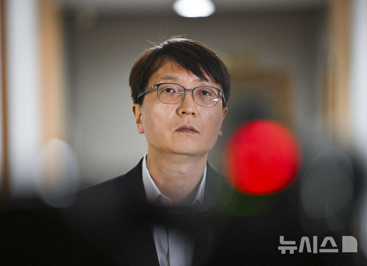 [서울=뉴시스] 김명원 기자 = 박대준 쿠팡 대표가 30일 서울 종로구 정부서울청사에서 열린 쿠팡 관련 긴급 관계부처 장관회의에 참석 후 나서며 회의장 앞에서 취재진의 질의에 답변하고 있다. (공동취재) 2025.11.30. photo@newsis.com