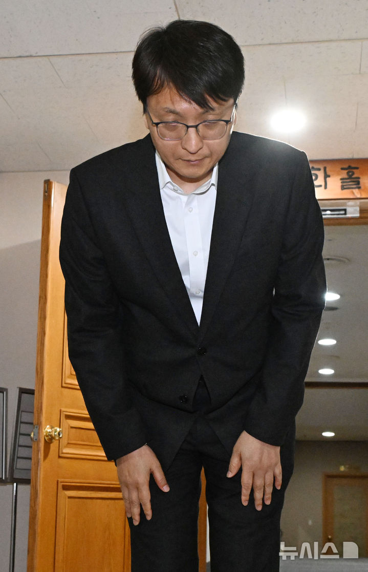 [서울=뉴시스] 김명원 기자 = 30일 서울 종로구 정부서울청사에서 쿠팡 관련 긴급 관계부처 장관회의에 참석 후 나서며 고개숙여 사과하고 있다. (공동취재) 2025.11.30. photo@newsis.com