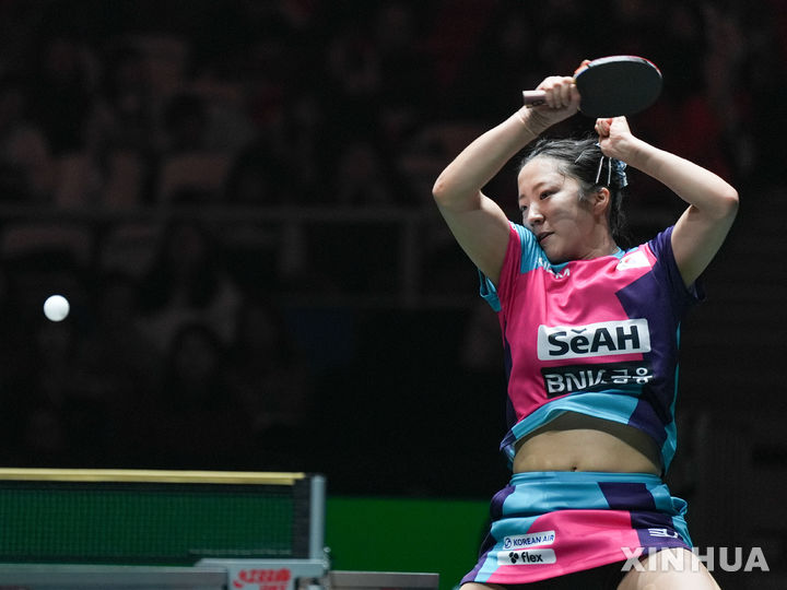 [청두=신화/뉴시스]한국 탁구 에이스 신유빈(대한항공)이 30일 중국 쓰촨성 청두에서 열린 2025 국제탁구연맹(ITTF) 혼성 월드컵 첫 경기 3매치 여자 단식에 출전해 스웨덴의 린다 버그스트롬과 대결하고 있다. 2025.11.30. 