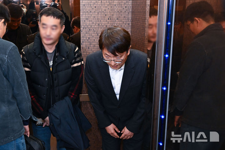 [서울=뉴시스] 김명원 기자 = 박대준 쿠팡 대표이사가 30일 서울 종로구 정부서울청사에서 열린 쿠팡 개인정보 유출 관련 긴급 관계부처 장관회의를 마친 후 대규모 개인정보 유출 사고에 대해 공개 사과하고 있다. (공동취재) 2025.11.30. photo@newsis.com