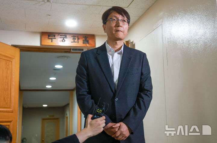 [서울=뉴시스] 김명원 기자 = 30일 서울 종로구 정부서울청사에서 쿠팡 관련 긴급 관계부처 장관회의에 참석 후 나서며 사과하고 있다. (공동취재) 2025.11.30. photo@newsis.com