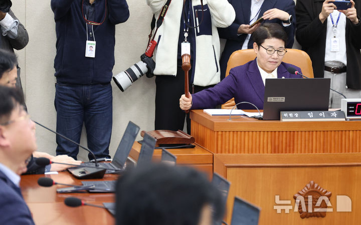 [서울=뉴시스] 김금보 기자 = 임이자 국회 기획재정위원회 위원장이 30일 서울 여의도 국회에서 열린 기획재정위원회 전체회의에서 의사봉을 두드리고 있다. 2025.11.30. kgb@newsis.com