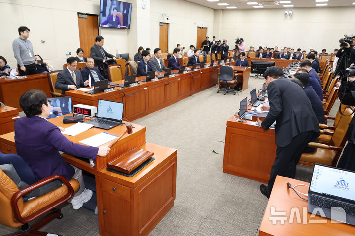 [서울=뉴시스] 김금보 기자 = 임이자 국회 기획재정위원회 위원장이 30일 서울 여의도 국회에서 열린 기획재정위원회 전체회의에서 의사봉을 두드리고 있다. 2025.11.30. kgb@newsis.com