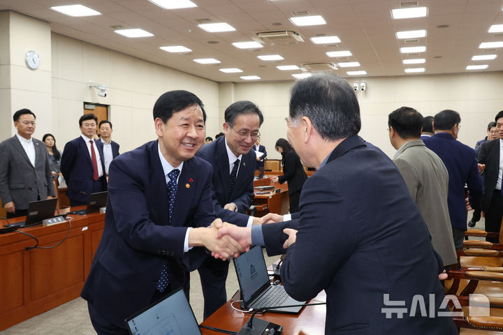 [서울=뉴시스] 김금보 기자 = 구윤철 경제부총리 겸 기획재정부 장관이 30일 서울 여의도 국회에서 열린 기획재정위원회 전체회의에서 산회 후 의원들과 인사를 하고 있다. 2025.11.30. kgb@newsis.com