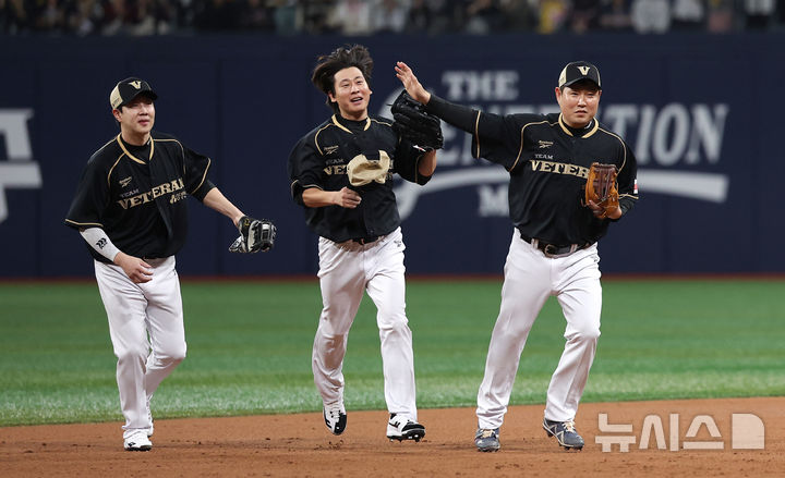 [서울=뉴시스] 김선웅 기자 = 30일 서울 구로구 고척스카이돔에서 열린 '더 제너레이션 매치 상상인메디카코리아' 팀 베테랑 vs 팀 라이징의 경기, 팀 베테랑 박건우, 박찬호, 양의지가 이닝을 마친 뒤 밝은 표정으로 더그아웃에 복귀하고 있다. 2025.11.30. mangusta@newsis.com