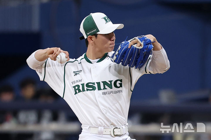 [서울=뉴시스] 김선웅 기자 = 30일 서울 구로구 고척스카이돔에서 열린 '더 제너레이션 매치 상상인메디카코리아' 팀 베테랑 vs 팀 라이징의 경기, 팀 라이징 선발투수 김혜성이 역투하고 있다. 2025.11.30. mangusta@newsis.com