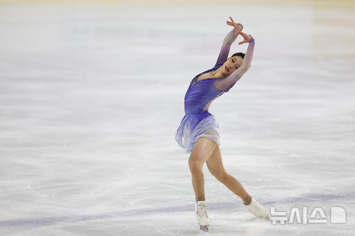 [서울=뉴시스] 김근수 기자 = 피겨 스케이팅 유영(경희대)이 30일 서울 양천구 목동 아이스링크에서 열린 2025 KB금융 전국남녀 피겨스케이팅 회장배 랭킹대회에서 여자 시니어부문 프리스케이팅 연기를 선보이고 있다. 2025.11.30. ks@newsis.com