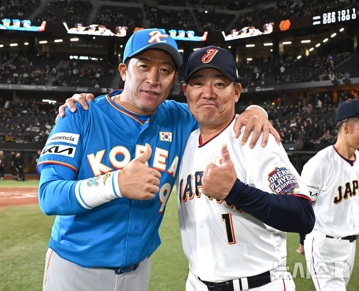 [키타히로시마=뉴시스] 사진공동취재단 = 30일 오후(현지 시간) 일본 홋카이도 키타히로시마시 에스콘필드 홋카이도에서 열린 '한일 드림 플레이어즈 게임'에서 7-1로 승리를 거둔 한국 이병규가 일본 후쿠도메와 기념촬영을 하고 있다. 이 게임은 한국과 일본 프로야구를 대표했던 스타들이 총 출동해 양국의 우정을 이어가는 경기다. 2025.11.30. photo@newsis.com