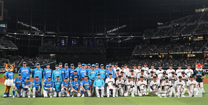 [키타히로시마=뉴시스] 사진공동취재단 = 30일 오후(현지 시간) 일본 홋카이도 키타히로시마시 에스콘필드 홋카이도에서 열린 '한일 드림 플레이어즈 게임'에서 7-1로 승리를 거둔 한국 선수단이 일본 선수단과 기념촬영을 하고 있다. 이 게임은 한국과 일본 프로야구를 대표했던 스타들이 총 출동해 양국의 우정을 이어가는 경기다. 2025.11.30. photo@newsis.com
