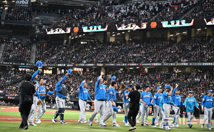 [키타히로시마=뉴시스] 사진공동취재단 = 30일 오후(현지 시간) 일본 홋카이도 키타히로시마시 에스콘필드 홋카이도에서 열린 '한일 드림 플레이어즈 게임'에서 7-1로 승리를 거둔 한국 선수들이 기뻐하고 있다. 이 게임은 한국과 일본 프로야구를 대표했던 스타들이 총 출동해 양국의 우정을 이어가는 경기다. 2025.11.30. photo@newsis.com