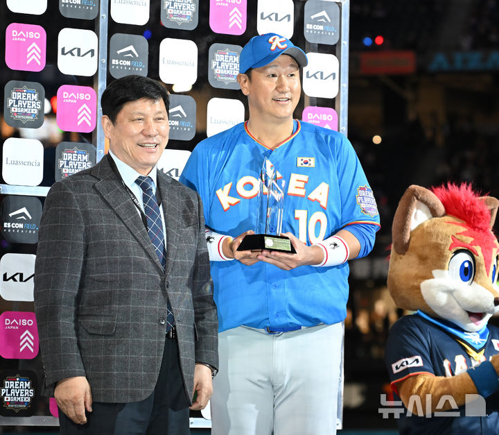 [키타히로시마=뉴시스] 사진공동취재단 = 30일 오후(현지 시간) 일본 홋카이도 키타히로시마시 에스콘필드 홋카이도에서 열린 '한일 드림 플레이어즈 게임'에서 MVP를 수상한 이대호가 허구연 KBO 총재와 기념촬영을 하고있다. 이 게임은 한국과 일본 프로야구를 대표했던 스타들이 총 출동해 양국의 우정을 이어가는 경기다. 2025.11.30. photo@newsis.com
