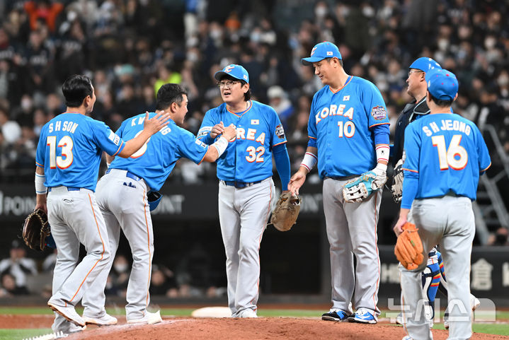 [키타히로시마=뉴시스] 사진공동취재단 = 30일 오후(현지 시간) 일본 홋카이도 키타히로시마시 에스콘필드 홋카이도에서 열린 '한일 드림 플레이어즈 게임'에서 7-1로 승리를 거둔 한국 마무리 김선우와 정근우, 손시헌, 이대호 등이 기뻐하고 있다. 이 게임은 한국과 일본 프로야구를 대표했던 스타들이 총 출동해 양국의 우정을 이어가는 경기다. 2025.11.30. photo@newsis.com