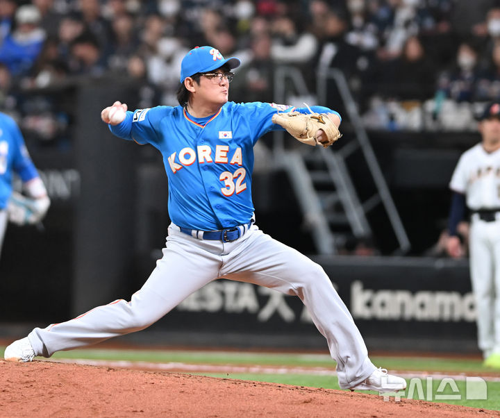 [키타히로시마=뉴시스] 사진공동취재단 = 30일 오후(현지 시간) 일본 홋카이도 키타히로시마시 에스콘필드 홋카이도에서 열린 '한일 드림 플레이어즈 게임'에서 마무리로 나선 김선우가 공을 던지고 있다. 이 게임은 한국과 일본 프로야구를 대표했던 스타들이 총 출동해 양국의 우정을 이어가는 경기다. 2025.11.30. photo@newsis.com