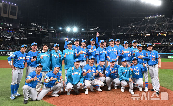 [키타히로시마=뉴시스] 사진공동취재단 = 30일 오후(현지 시간) 일본 홋카이도 키타히로시마시 에스콘필드 홋카이도에서 열린 '한일 드림 플레이어즈 게임'에서 7-1로 승리를 거둔 한국 선수들이 기념촬영을 하고 있다. 이 게임은 한국과 일본 프로야구를 대표했던 스타들이 총 출동해 양국의 우정을 이어가는 경기다. 2025.11.30. photo@newsis.com