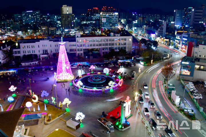 [광주=뉴시스] 류형근 기자 = 30일 오후 광주 동구 5·18민주광장에 설치된 대형 성탄 트리가 불을 밝히고 있다. 2025.11.30. hgryu77@newsis.com