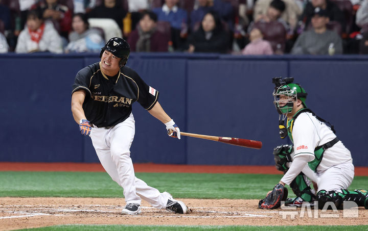 [서울=뉴시스] 김선웅 기자 = 30일 서울 구로구 고척스카이돔에서 열린 '더 제너레이션 매치 상상인메디카코리아' 팀 베테랑 vs 팀 라이징의 경기, 팀 베테랑 고우석이 타격하고 있다. 2025.11.30. mangusta@newsis.com