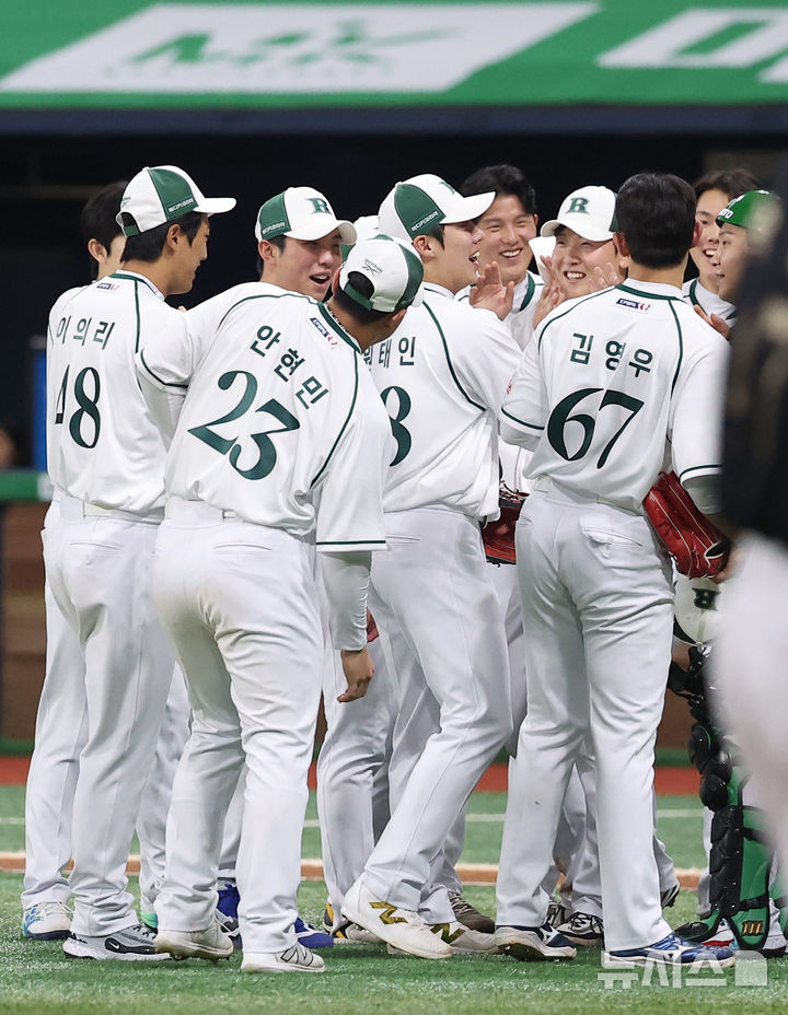 [서울=뉴시스] 김선웅 기자 = 30일 서울 구로구 고척스카이돔에서 열린 '더 제너레이션 매치 상상인메디카코리아' 팀 베테랑 vs 팀 라이징의 경기, 10-10 무승부로 경기를 마친 팀 라이징 선수들이 인사를 나누고 있다. 2025.11.30. mangusta@newsis.com