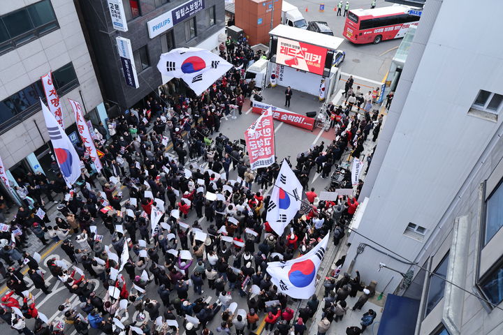 [서울=뉴시스] 김금보 기자 = 장동혁 국민의힘 대표가 지난달 30일 강원 춘천시청 인근에서 열린 민생회복 법치수호 국민대회에서 발언을 하고 있다. 대회장에 인파가 몰려 있다. (사진=국민의힘 제공) 2025.11.30. photo@newsis.com *재판매 및 DB 금지