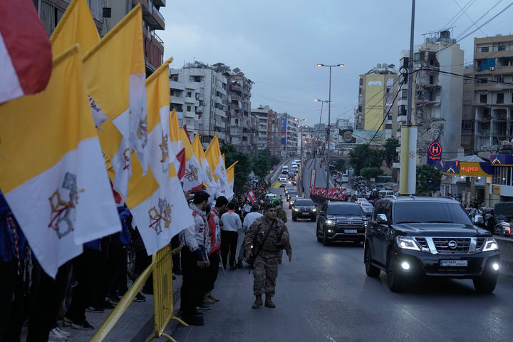 [베이루트=AP/뉴시스] 30일(현지 시간) 레바논 베이루트에서 레바논 시민들이 레오 14세 교황의 방문을 환영하기 위해 레바논과 바티칸 국기를 들고 기다리고 있다. 2025.12.01.