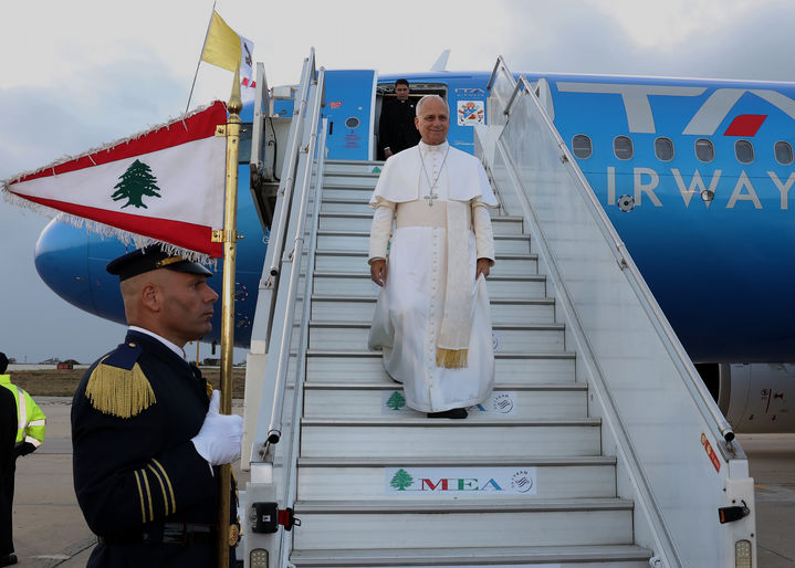 [베이루트=AP/뉴시스] 레오 14세 교황이 30일(현지 시간) 레바논 베이루트 국제공항에 도착해 비행기에서 내려오고 있다. 교황은 첫 해외 순방에서 튀르키예 일정을 마치고 레바논에 도착했다. 2025.12.01.