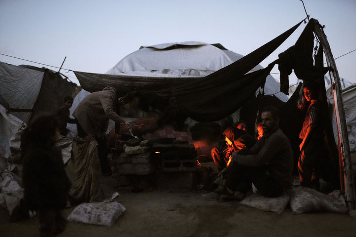[자와이다=AP/뉴시스] 가자지구 중부 자와이다에서 2025년 12월 한 팔레스타인 난민 가족이 텐트 앞에서 불을 피워 음식을 만들고 있다. 2025. 02.27.