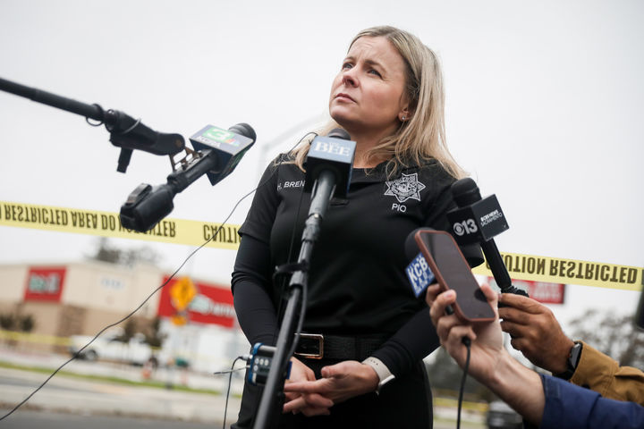 [스톡턴( 미 캘리포니아주)=AP/뉴시스] 캘리포니아주 스톡턴시에서 29일 밤 발생한 주민 파티장 총격사건으로 어린이 3명 등 4명이 사망했지만 아무도 잡힌 사람은 없다. 현지 경찰의 히더 브렌트 공보관(사진)이 30일 주민들을 향해 사건에 관한 제보나 용의자에 대한 소문이라도 신고해 달라고 호소하고 있다. 2025. 12. 01. 