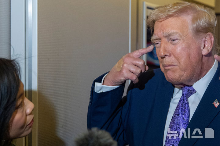 [워싱턴=AP/뉴시스] 도널드 트럼프 미국 대통령이 30일(현지 시간) 플로리다주에서 워싱턴DC로 향하는 전용기 에어포스원에서 기자들의 질문에 답하고 있다. 2025.12.01.