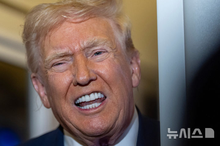 [워싱턴=AP/뉴시스] 도널드 트럼프 미국 대통령이 지난달 30일(현지 시간) 플로리다주에서 워싱턴DC로 향하는 전용기 에어포스원에서 기자들의 질문에 답하고 있다. 2025.12.02.