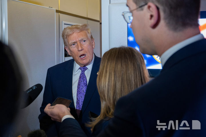[워싱턴=AP/뉴시스] 도널드 트럼프 미국 대통령이 30일(현지 시간) 플로리다주에서 워싱턴DC로 향하는 전용기 에어포스원에서 기자들의 질문에 답하고 있다. 2025.12.01.