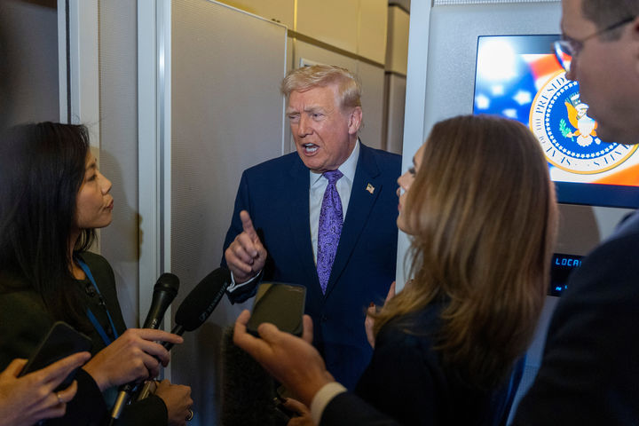 [워싱턴=AP/뉴시스] 도널드 트럼프 미국 대통령이 30일(현지 시간) 플로리다주에서 워싱턴DC로 향하는 전용기 에어포스원에서 기자들의 질문에 답하고 있다. 2025.12.01.