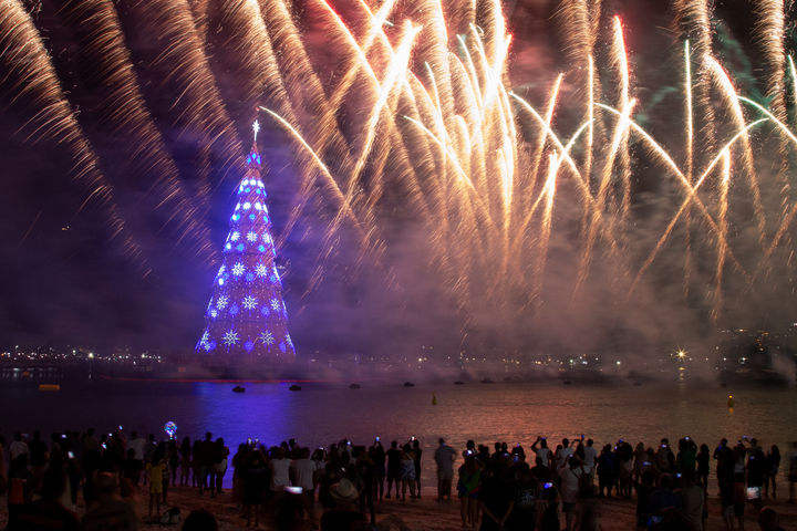 [리우데자네이루=AP/뉴시스] 지난달 30일(현지 시간) 브라질 리우데자네이루 보타포구 해변에 떠 있는 크리스마스트리 주변 상공에 화려한 불꽃놀이가 펼쳐지고 있다. 2025.12.01.